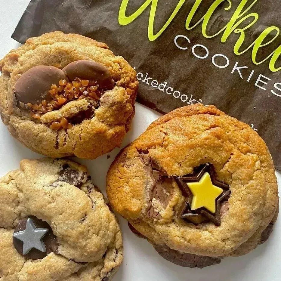 cookies with stars and bag